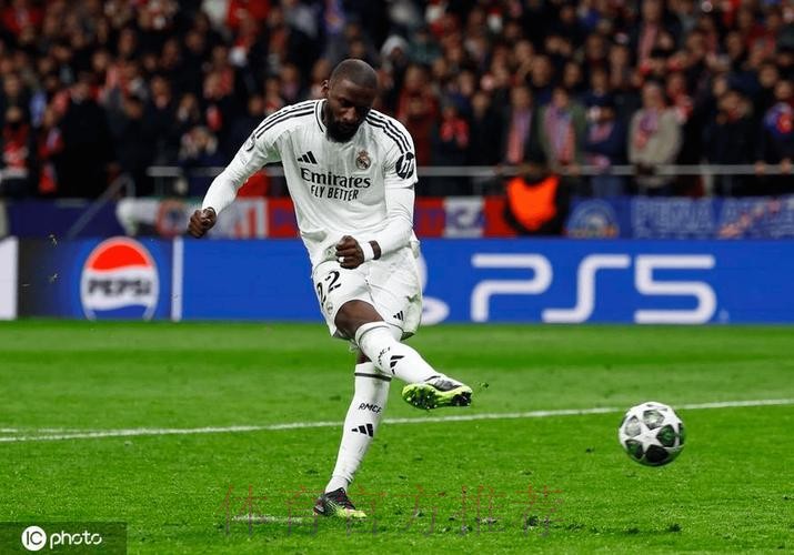 每体头版:三粒可耻的点球 裁判帮忙让皇马接近冠军 每体头版:三粒可耻的点球 裁判帮忙让皇马接近冠军